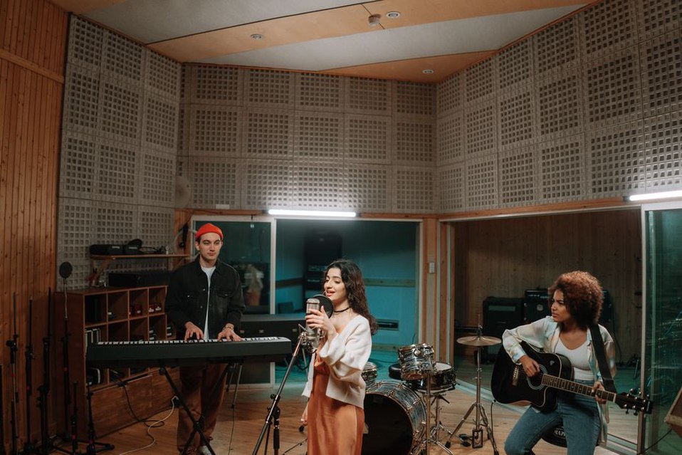 band grunge durante una sessione di registrazione in studio