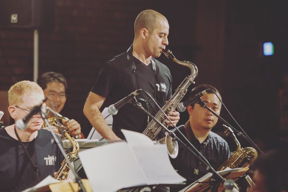 band jazz che suona dal vivo con strumenti diversi