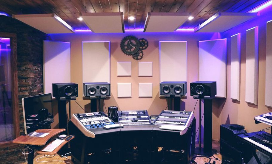 Studio di registrazione moderno con attrezzature all'avanguardia