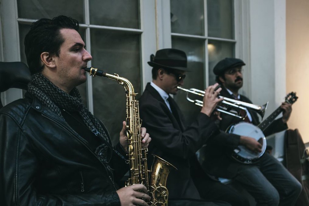 Musicisti jazz in un club di Harlem negli anni Quaranta