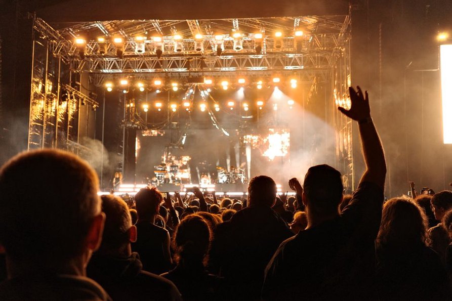Folla raccolta davanti a un palco rock negli anni Sessanta