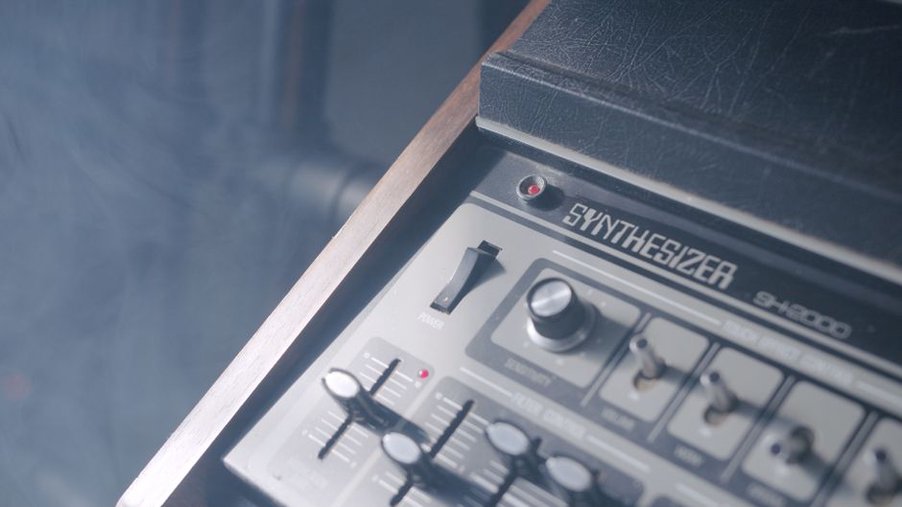 Manopole e sequencer di un sintetizzatore analogico