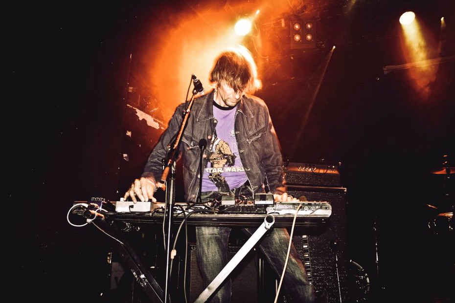 Tastiere e amplificatori durante un concerto degli anni Settanta