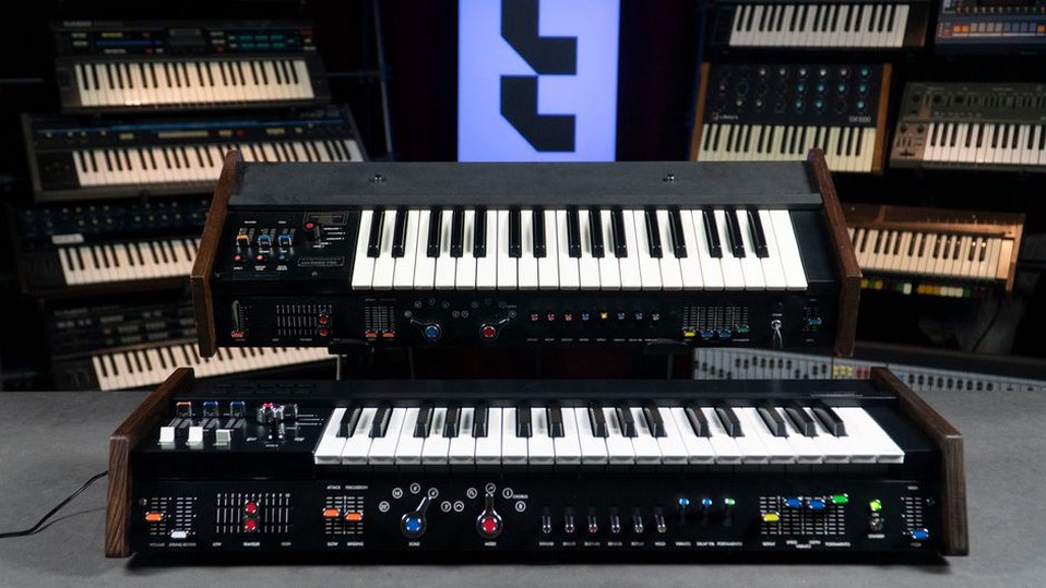 Tastiere analogiche e strumenti su un palco anni Settanta