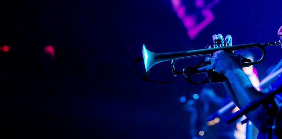 Tromba jazz in concerto sotto luci blu