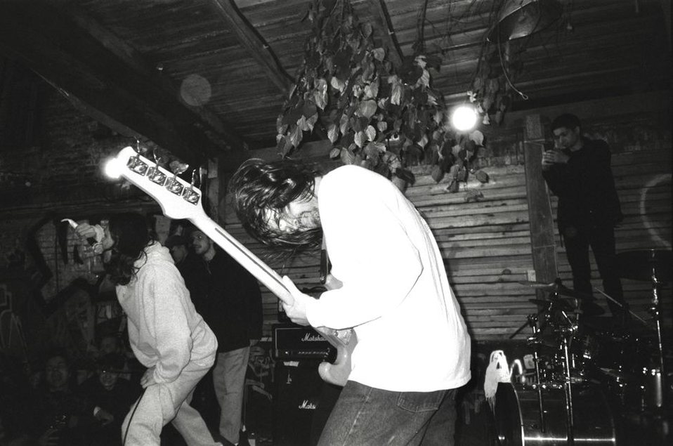 concerto in uno scantinato affollato durante la scena indie americana dei primi anni Novanta