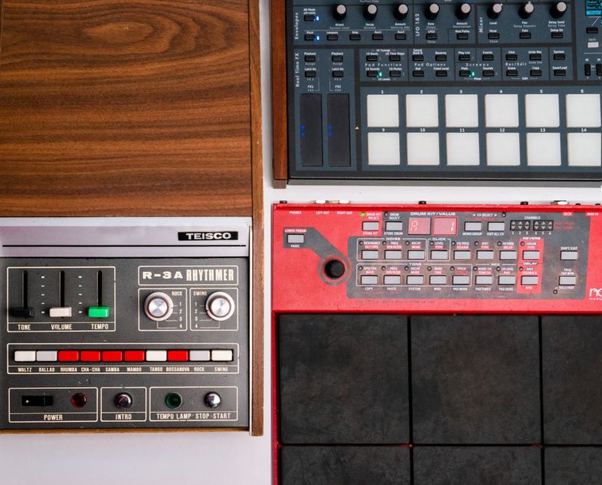 Drum machine e sintetizzatori sul banco di lavoro
