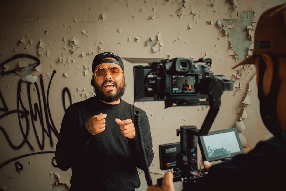 Grandangolo e colori audaci nell’estetica hip hop novantina