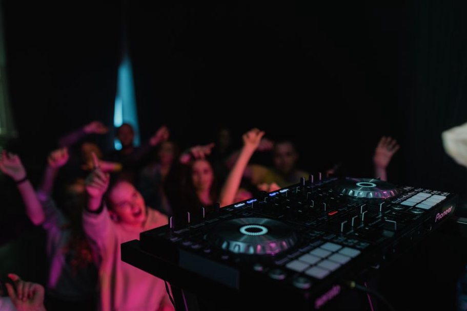 Un DJ mixa dischi davanti alla pista