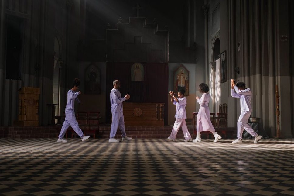 Coreografia R&B davanti a luci colorate