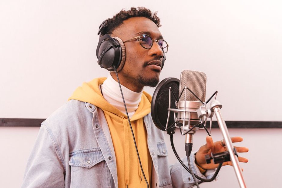 Una cantante R&B al microfono in studio
