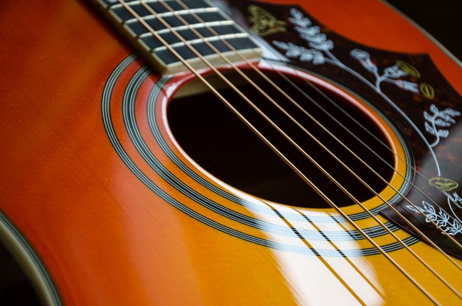 chitarra acustica in primo piano