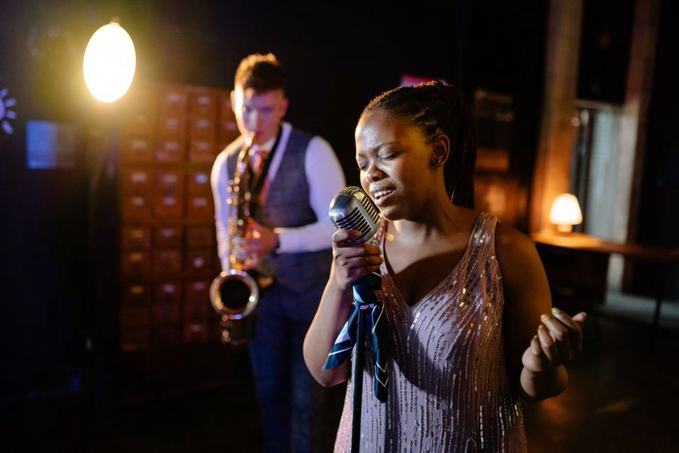 Amy Winehouse sul palco con una band soul