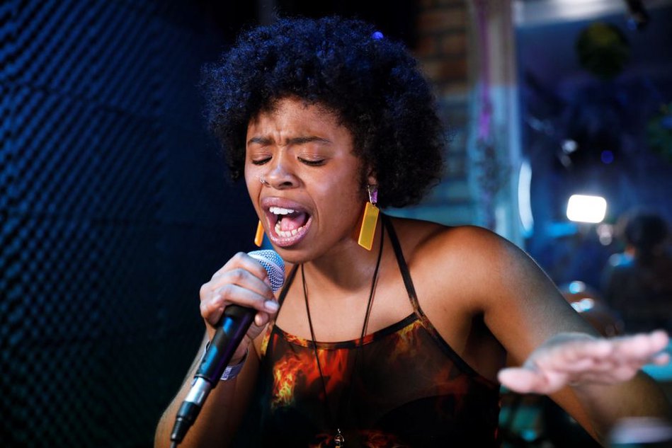 Una cantante neo-soul sul palco con band