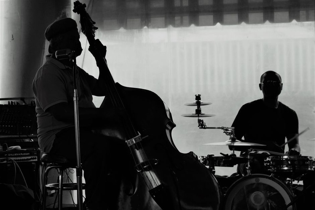 Charles Mingus al contrabbasso durante un’intensa esecuzione in un club newyorkese