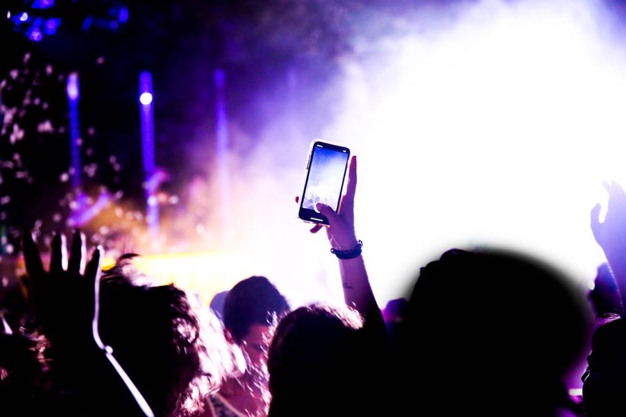 Il pubblico riprende un palco acceso di luci