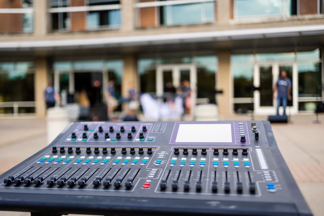 Le luci del palco viste dalla postazione audio