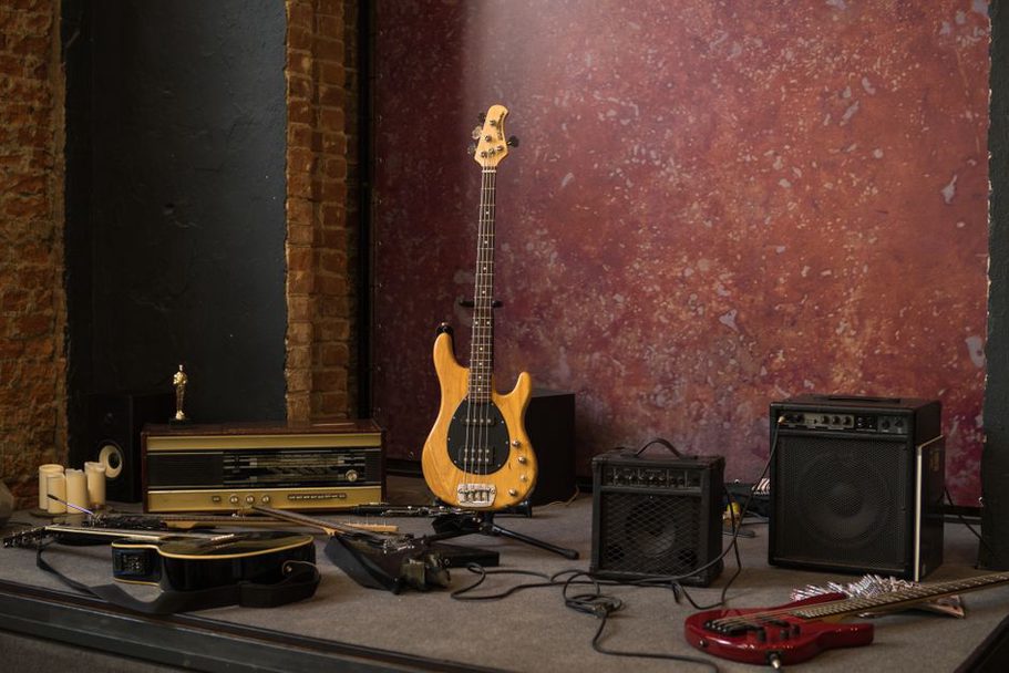 Chitarra elettrica accanto al banco di registrazione