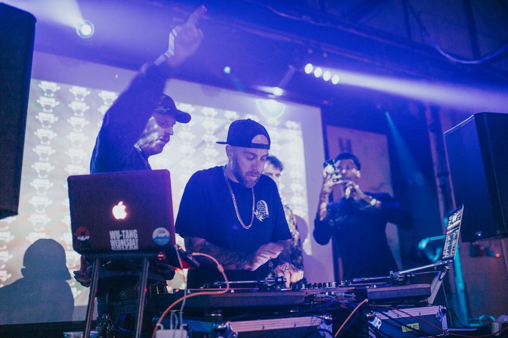 Una console da DJ in un locale urbano