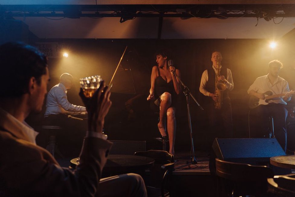 Musicisti e spettatori vicini in una sala da concerto
