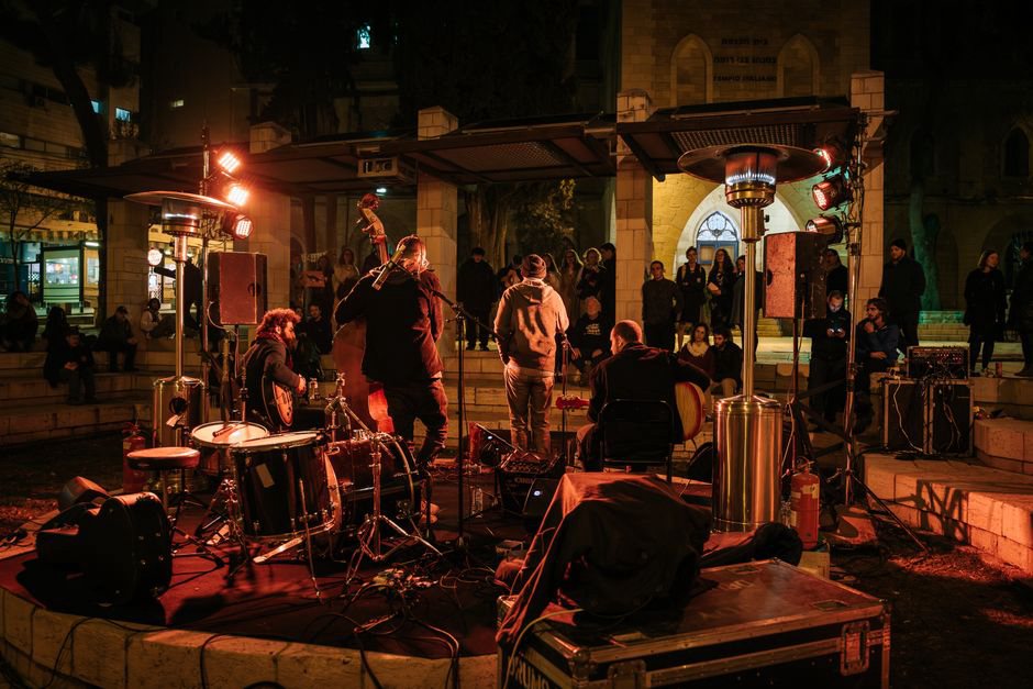 Concerto serale in una piazza storica italiana