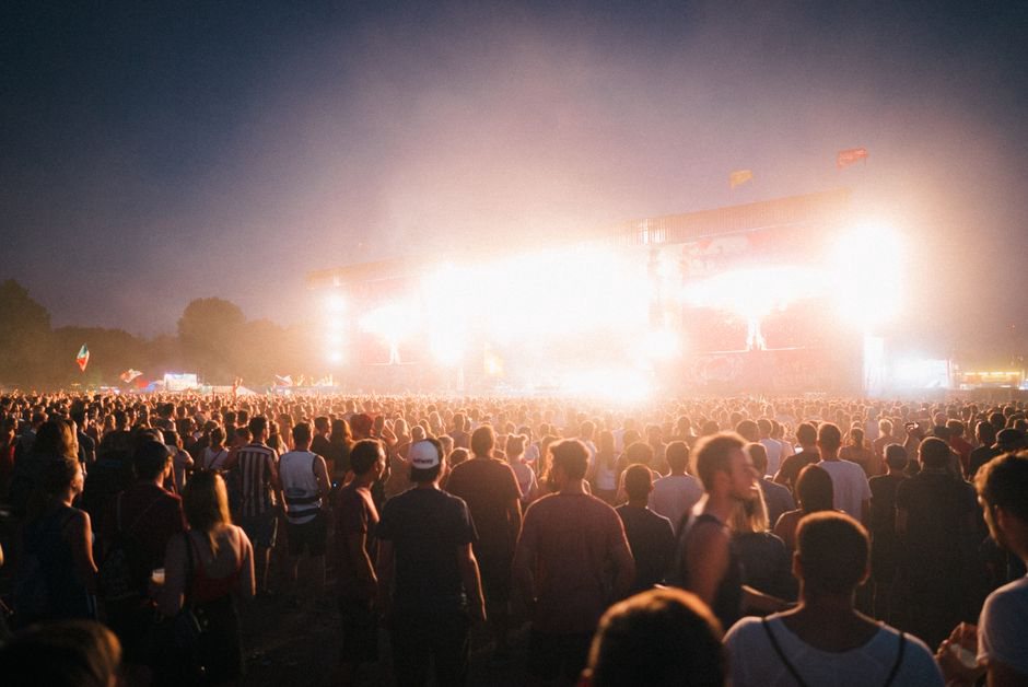 Pubblico raccolto davanti al palco di un festival estivo