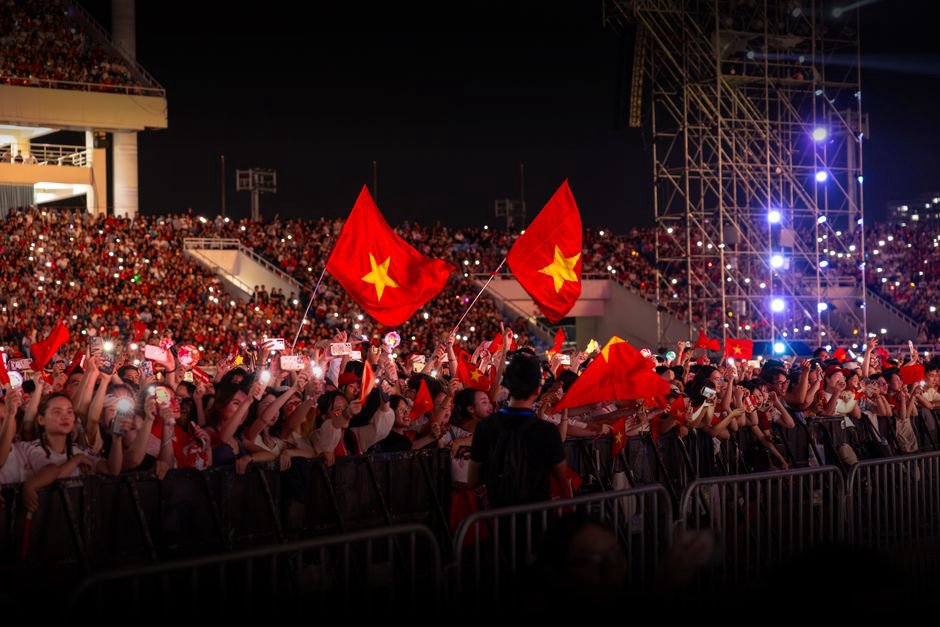 Il palco illuminato davanti a un grande pubblico serale