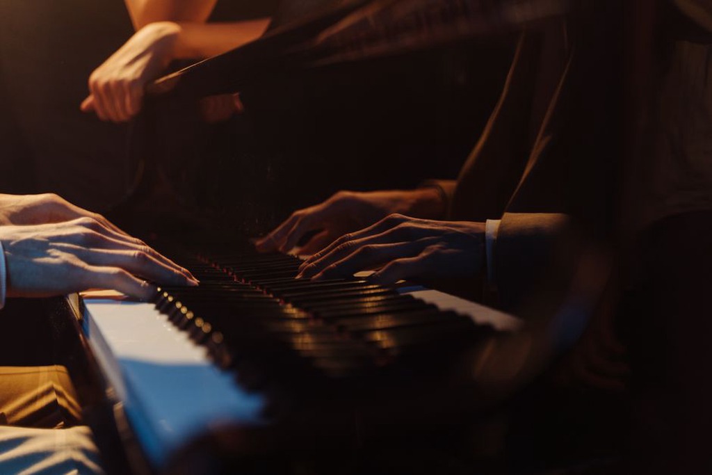 Mani al pianoforte durante un concerto jazz