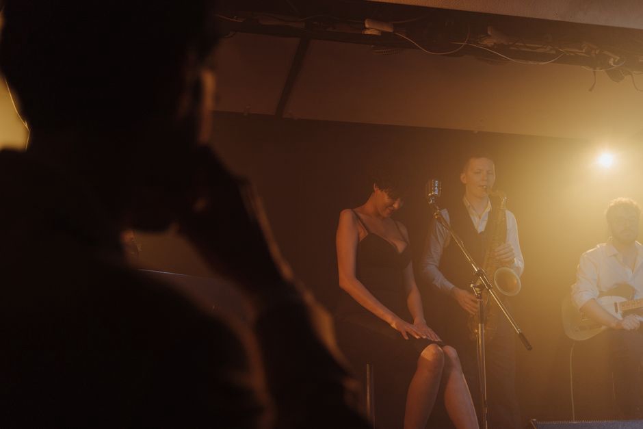 Una cantante dialoga con il trio sul palco