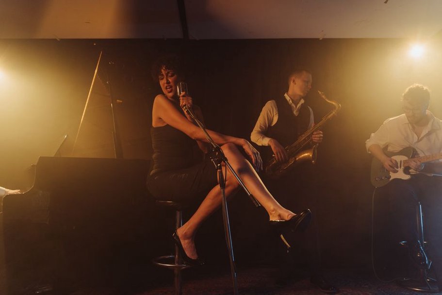 Un trio jazz suona davanti a una platea raccolta