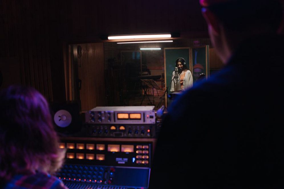 Musicisti seguono una sessione multitraccia in studio