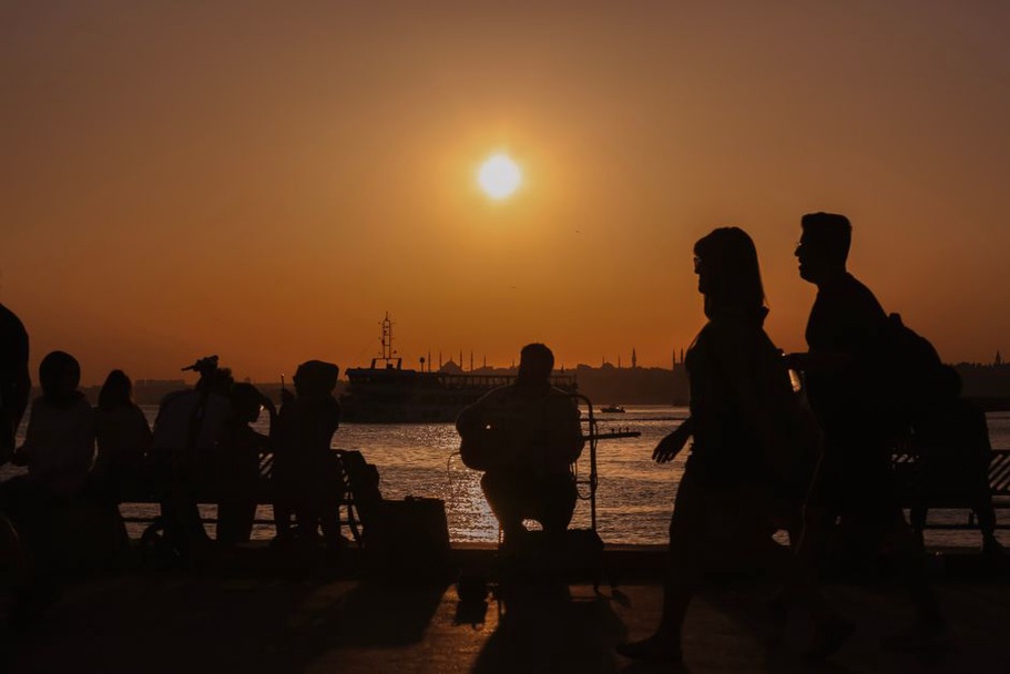 Una chitarra davanti al golfo di Napoli al tramonto