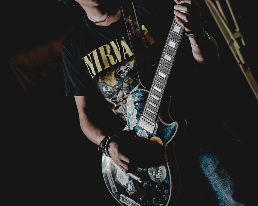 Kurt Cobain canta al microfono durante un concerto dei Nirvana nei primi anni Novanta