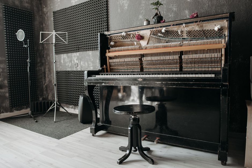 Pianoforte, chitarra e microfoni pronti per registrare