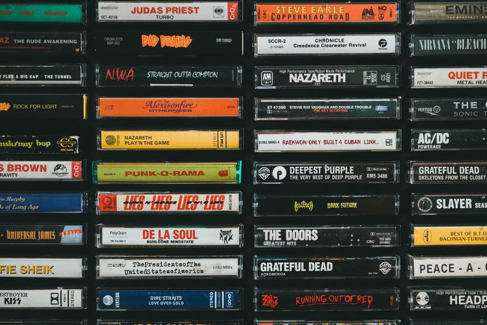 Concerto rap negli anni '80 con pubblico entusiasta