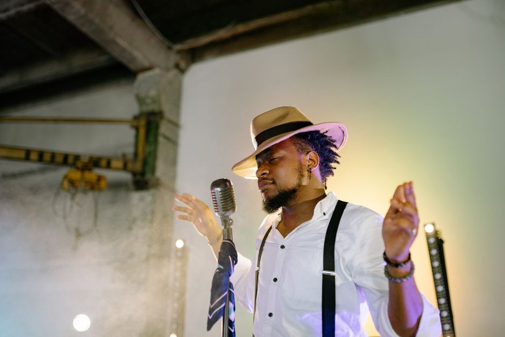 Una cantante soul con fiati durante un concerto