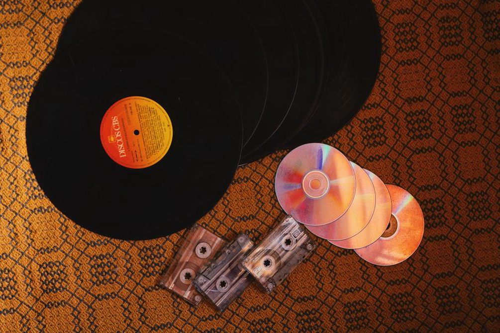 Pila di vinili e CD su un tavolo