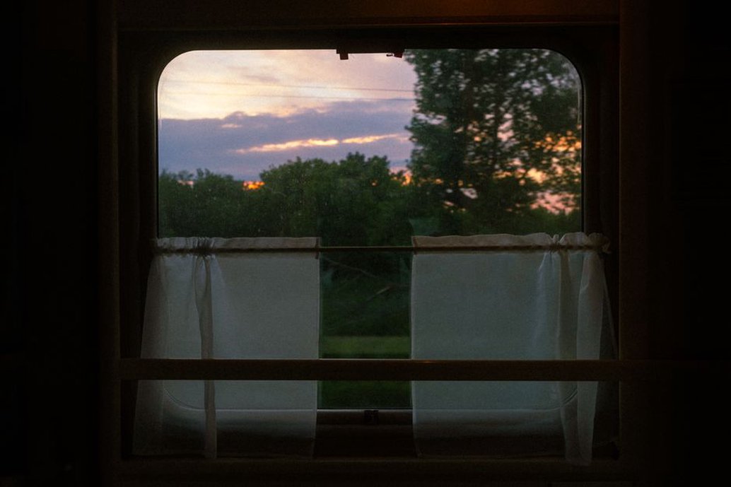 Campagna vista dal finestrino di un treno