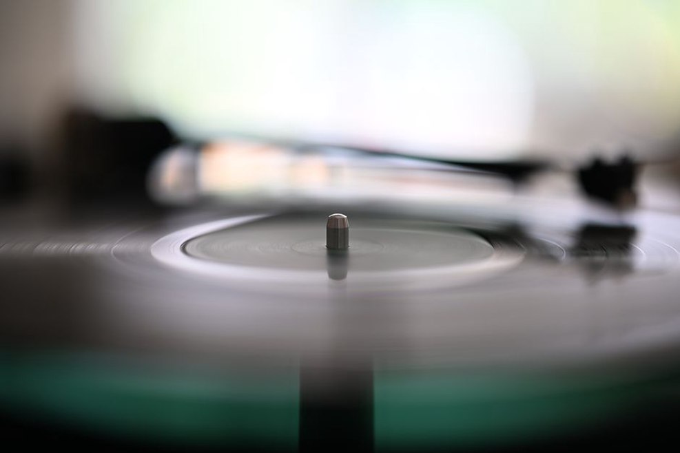 Un disco sul giradischi accanto alla sua copertina