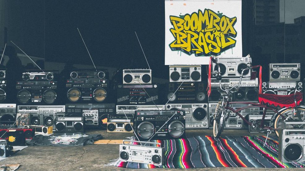 Un boombox richiama l’energia dell’hip hop anni Ottanta