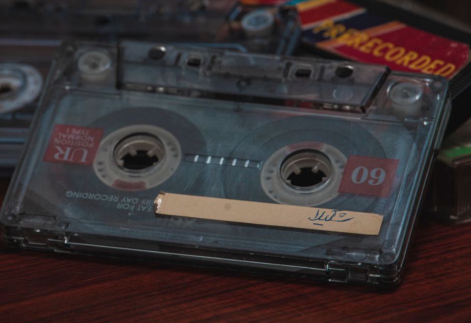 Cassette con date di concerti annotate a mano