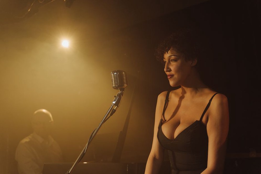 Una cantante davanti al pubblico di un club jazz