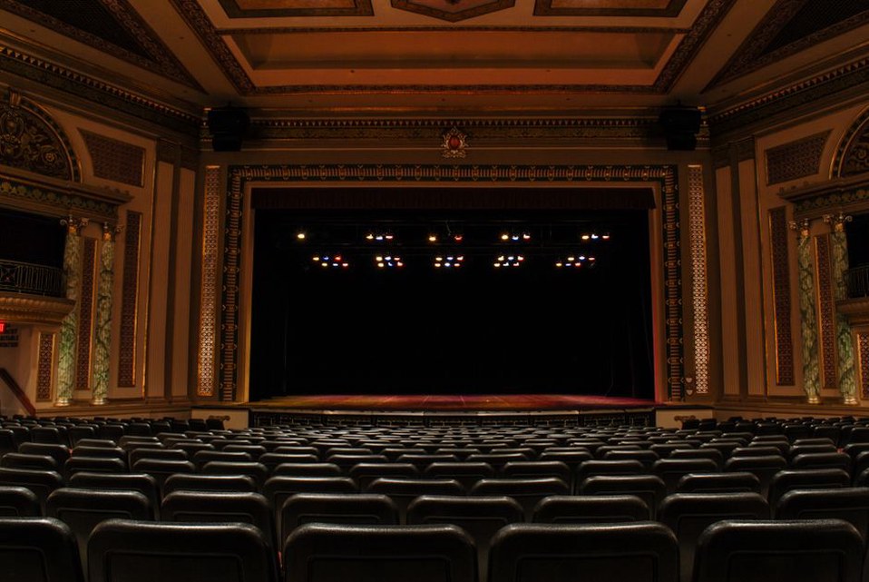 Il pubblico segue un concerto dalla platea del teatro