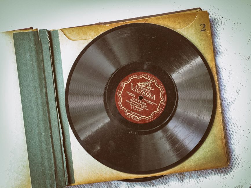 Vinile e spartito accanto al pianoforte