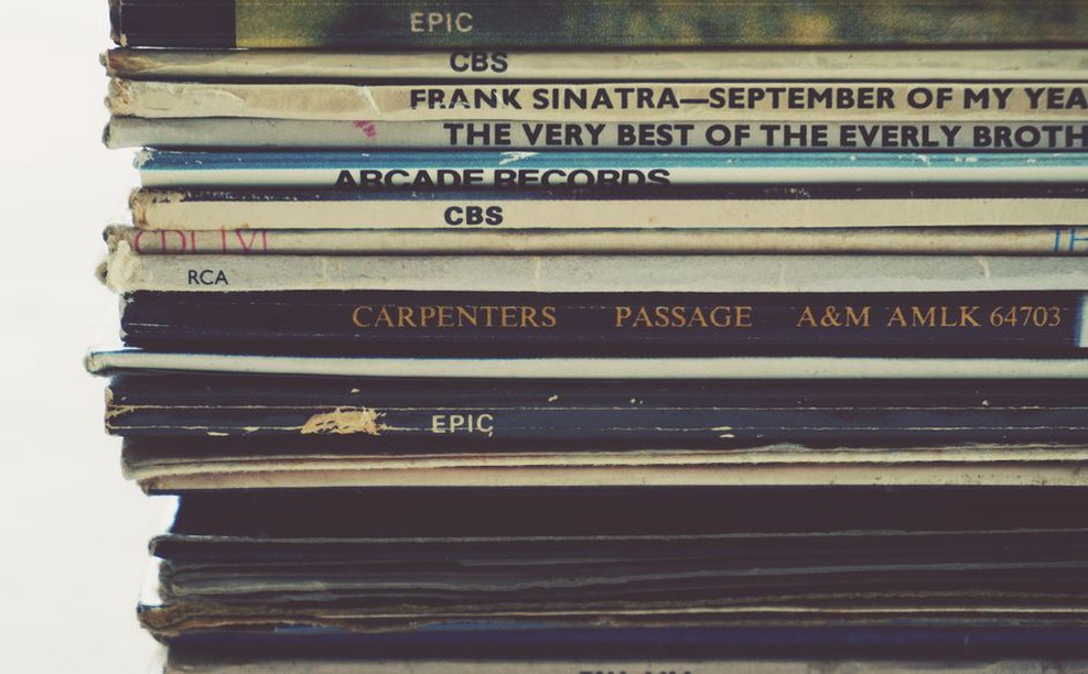 Una cassa di vinili vintage, fonte primaria per il crate digging dei produttori