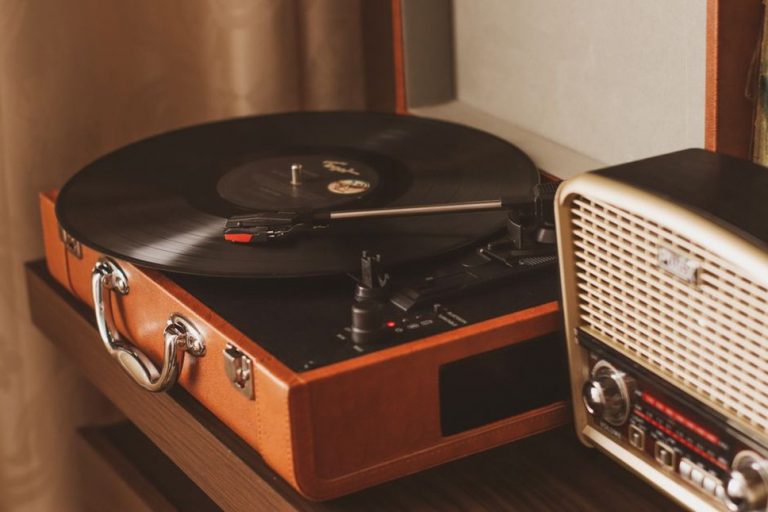 Il Fascino del Vinile e la Rivoluzione del CD: Un Viaggio nella Cultura Musicale
