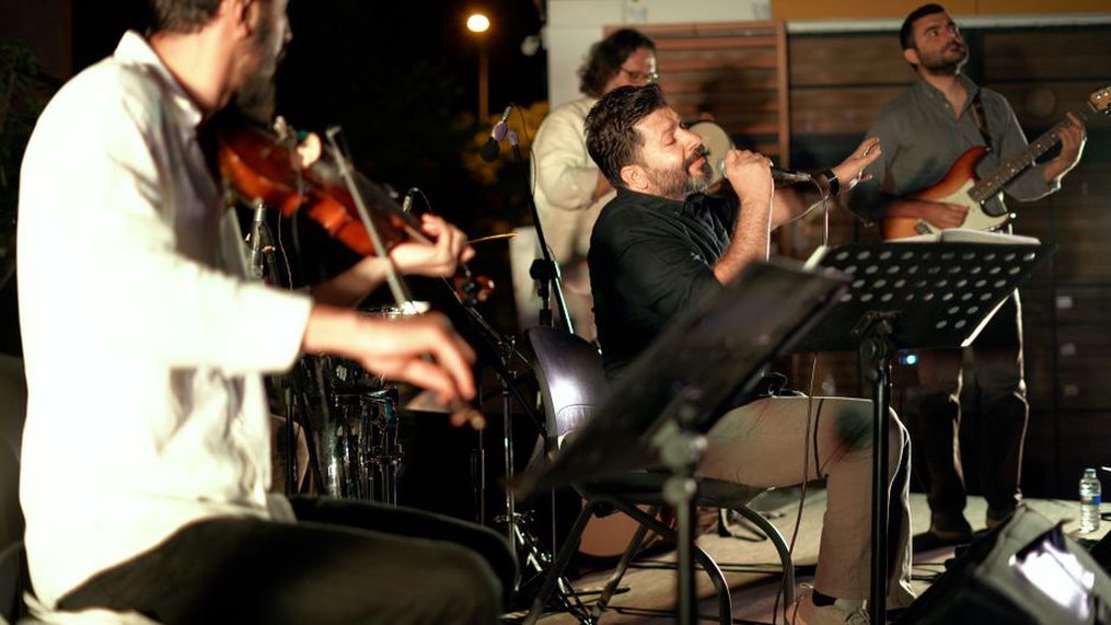 Violino, chitarra e percussioni in un concerto acustico