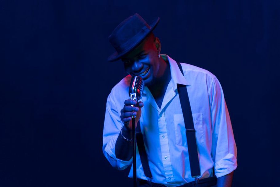 Una cantante soul si rivolge al pubblico dal palco