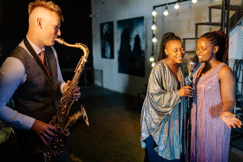 Un gruppo vocale soul canta davanti ai microfoni