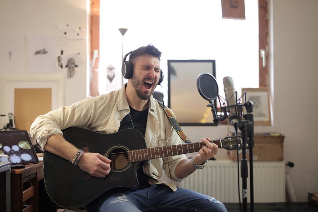 Chitarra e microfono in una stanza di registrazione